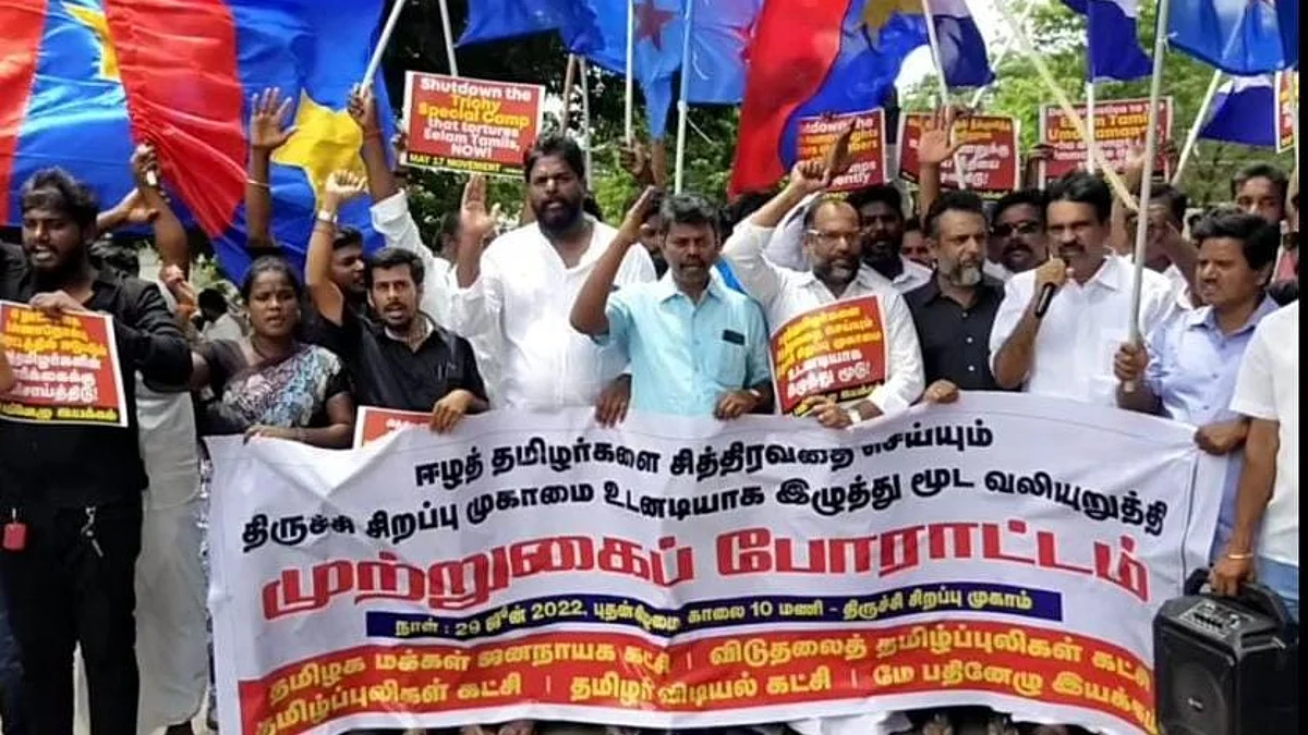 திருச்சி மத்திய சிறை வாசலில் போராட்டம் நடத்திய திருமுருகன்காந்தி உள்ளிட்டவர்கள்