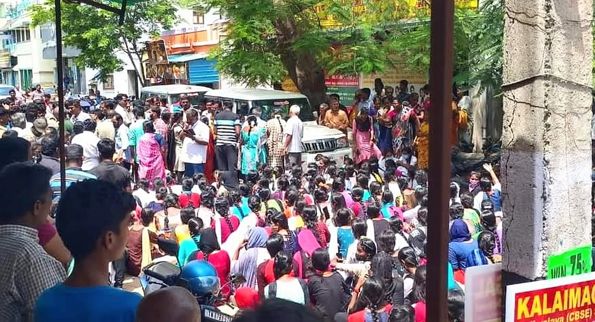 நிர்வாணமாக வீடியோ கால்... மாணவிக்கு பாலியல் டார்ச்சர்: போராட்டத்தால் கைதான கல்லூரி சேர்மன்
