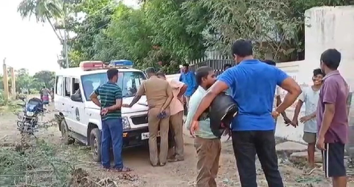 ‘போலீஸில் புகாரா அளிக்கிறாய்?’: வார்டு உறுப்பினர் வீட்டில் வெடிகுண்டு வீசிய ரவுடி!