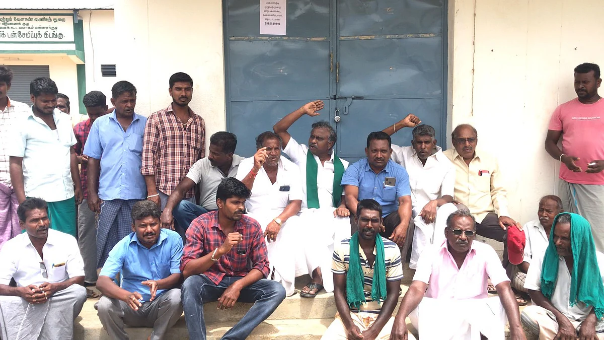 மன்னார்குடி ஒழுங்குமுறை விற்பனை கூடத்தின் முன் போராட்டத்தில் ஈடுபட்ட பி.ஆர். பாண்டியன் உள்ளிட்டவர்கள்