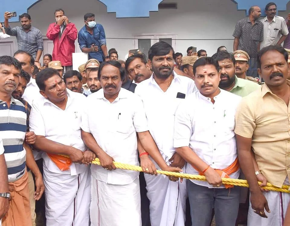 தேரை வடம்பிடித்து இழுக்க எதிர்ப்பு... அமைச்சர் அனிதா ஆவேசம்: பாஜகவினரால் களேபரமான திருவிழா
