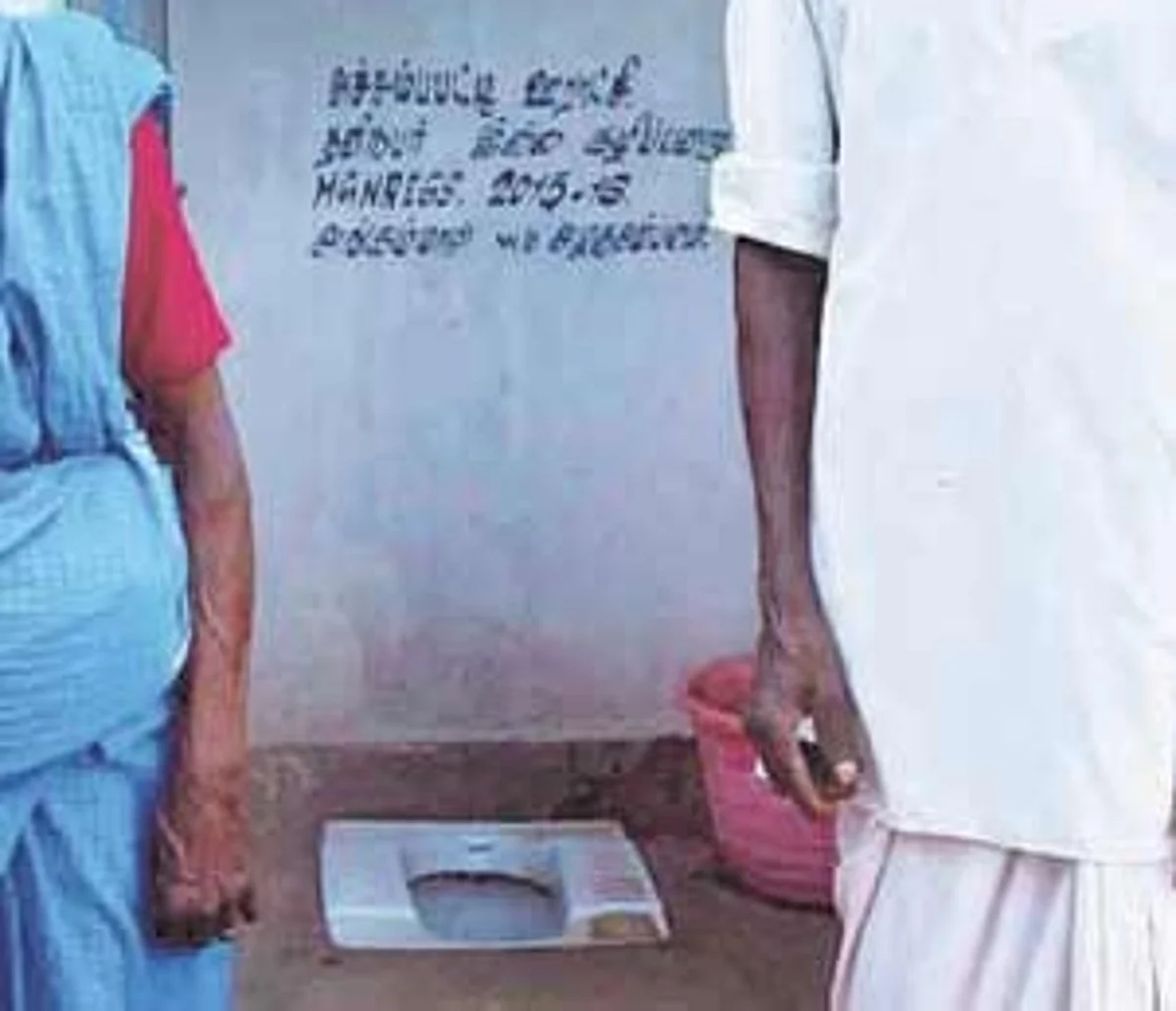 இறந்தவர்கள் பெயரில் கழிப்பறை: மெகா மோசடி செய்த ஊராட்சி செயலாளர் உள்பட 9 பேர் சிக்கினர்