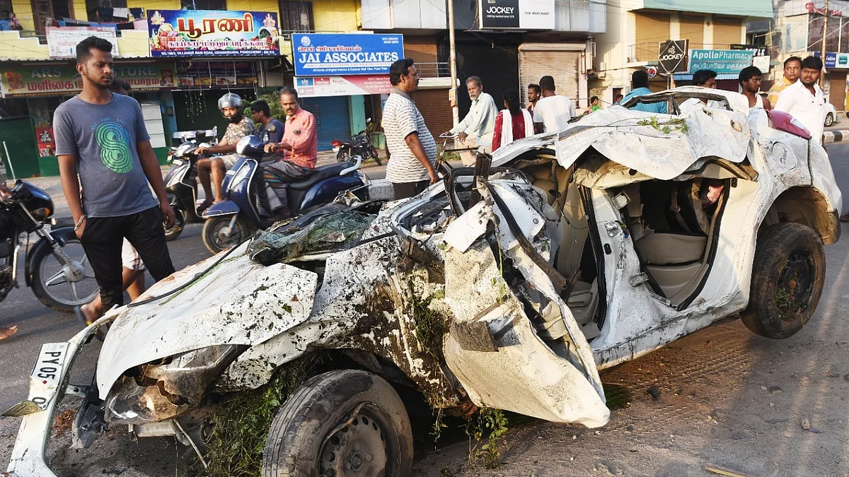 கன்டெய்னர் மோதி உருக்குலைந்த கார்... பறிபோன உயிர்கள்: திருமணத்துக்கு சென்றபோது நடந்த துயரம்