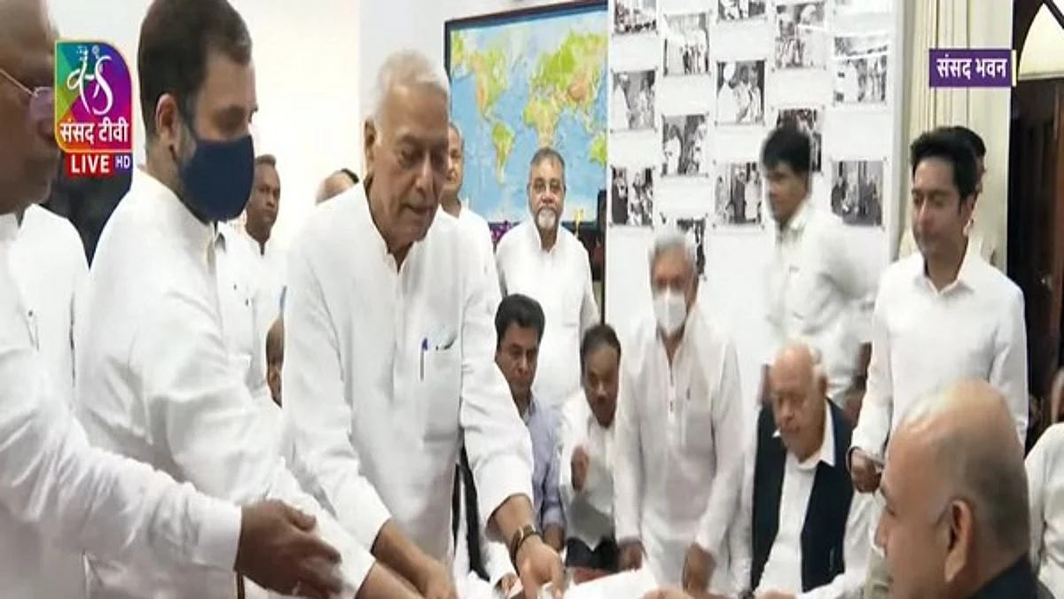 ஐஏஎஸ் அதிகாரி முதல் அரசியல்வாதி வரை..!- யஷ்வந்த் சின்ஹா கடந்து வந்த பாதை