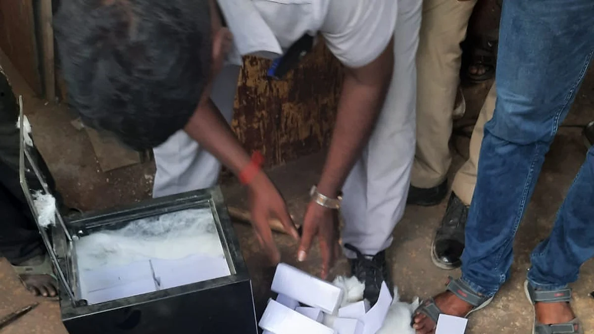 சாலையில் கிடந்த இரும்பு லாக்கர்: உள்ளே இருந்த பொருளால் போலீஸார் அதிர்ச்சி