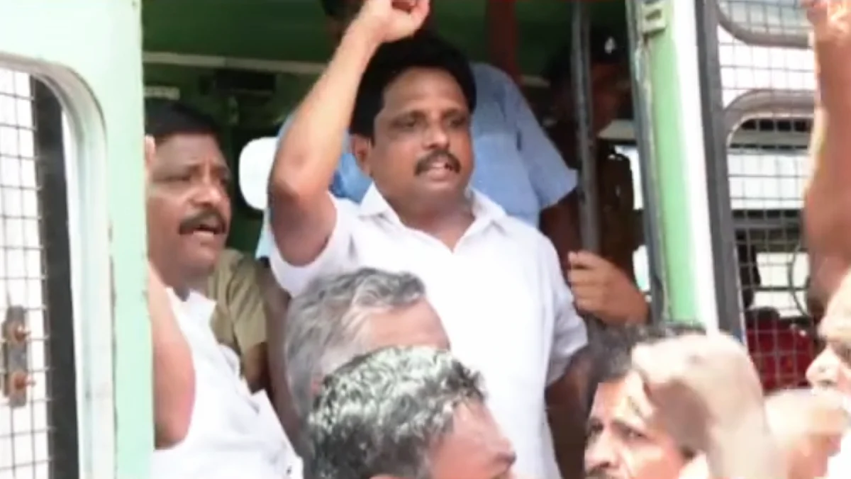 அக்னிபத்திற்கு எதிராக மார்க்சிஸ்ட் கட்சி ரயில் மறியல் போராட்டம்: தடுத்த போலீஸ்காரர் கன்னத்தில் பளார்!
