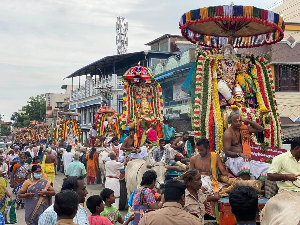 2 ஆண்டுகளுக்குப் பின் ஒரே இடத்தில் 24 கோயில்களின் கருடசேவை: ஆயிரக்கணக்கான பக்தர்கள் திரண்டு வழிபாடு!