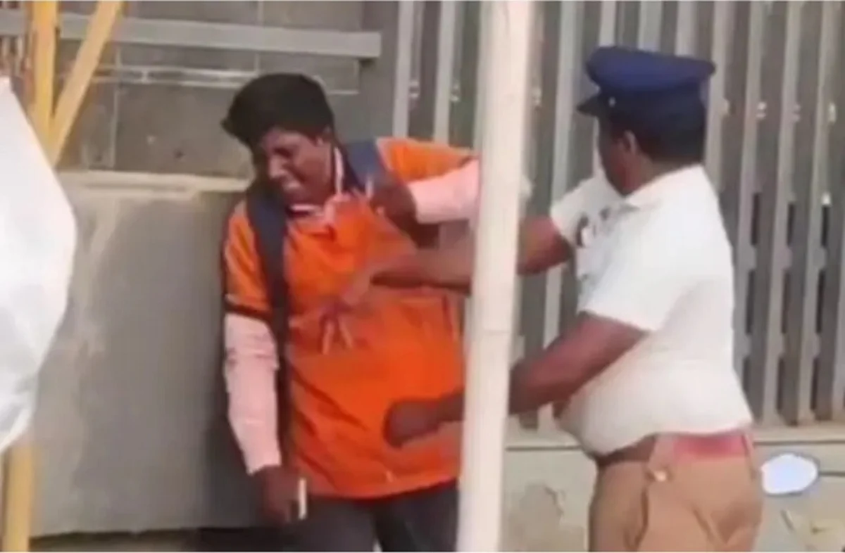 பஸ்சை நிறுத்தி நியாயம் கேட்ட ஸ்விக்கி ஊழியர்… கொடூரமாக தாக்கிய போலீஸ்காரர்: கோவையில் நடந்த அதிர்ச்சி