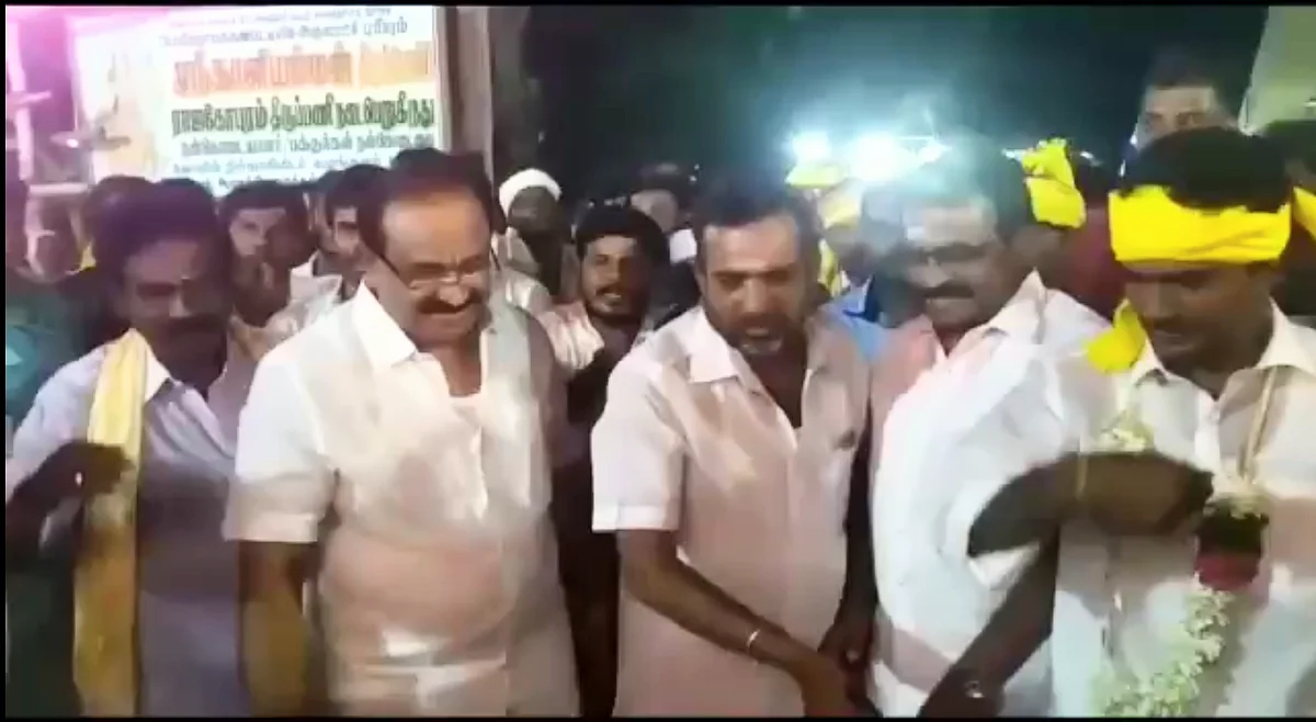 பொதுமக்களுடன் தேவராட்டம் ஆடிய அமைச்சர், எம்பி: களைகட்டிய கோயில் திருவிழா
