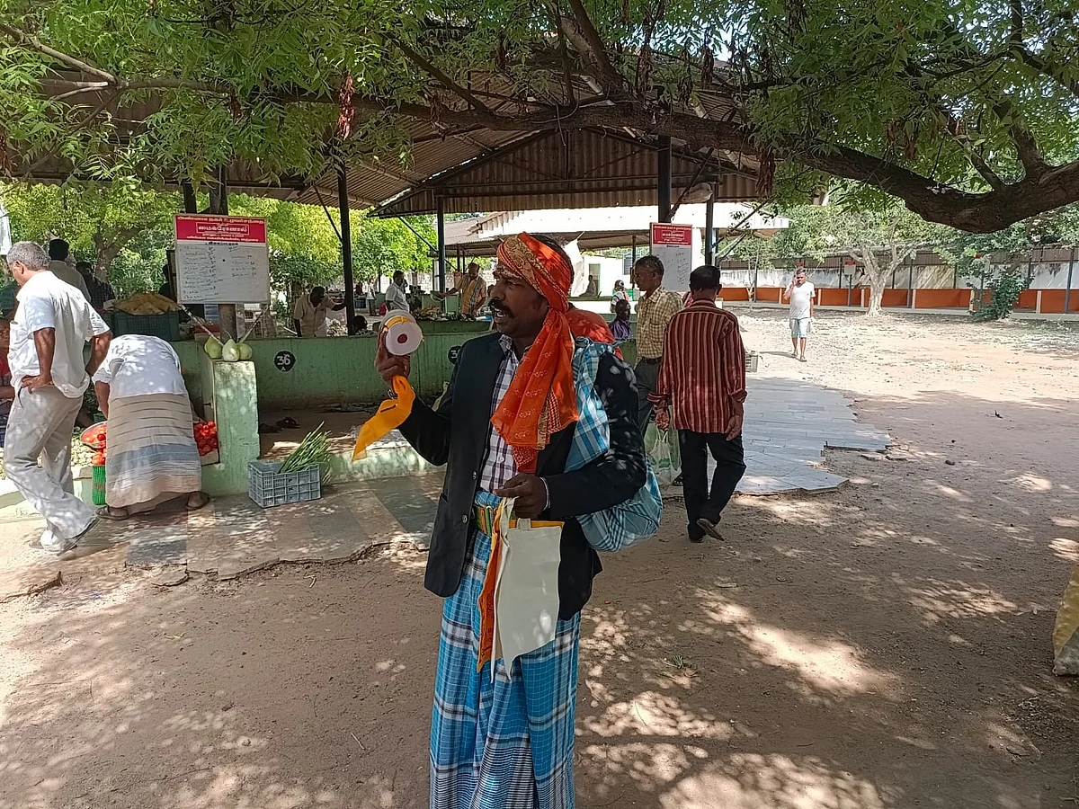 `நல்லகாலம் பொறக்குது, நல்லகாலம் பொறக்குது'- குடுகுடுப்பைக்காரர் வேடமணிந்து விழிப்புணர்வில் அசத்திய சமூக ஆர்வலர்!