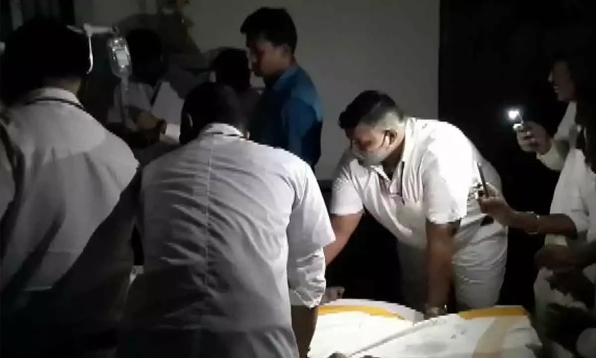 செல்போன் டார்ச் மூலம் சிகிச்சை: பிஹார் அரசு மருத்துவமனையின் அவலம்!