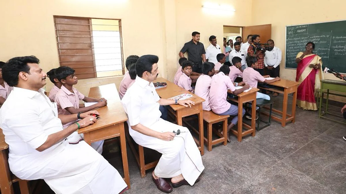 வகுப்பறையில் பாடம் நடத்திய தமிழ் டீச்சர்... மாணவர்களுடன் அமர்ந்து ஆர்வத்துடன் கவனித்த முதல்வர்: ஆய்வில் ருசிகரம்
