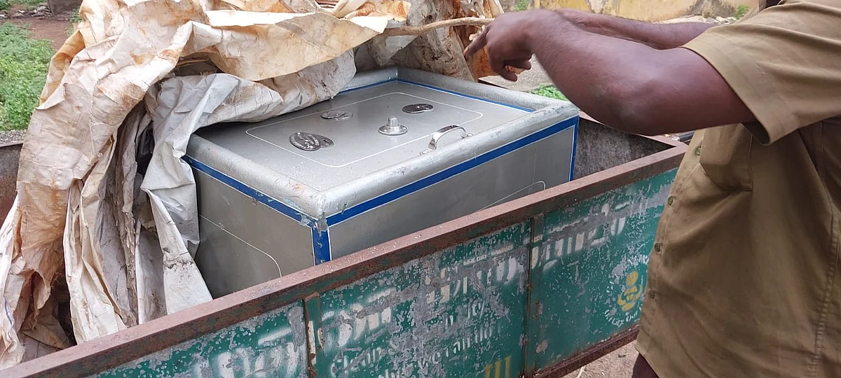 குப்பையில் வீசப்பட்ட லாக்கர்