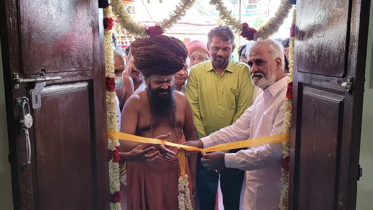 தருமபுரம் ஆதீனத்தில் ஆதீனகர்த்தருடன் சேகர்பாபு
