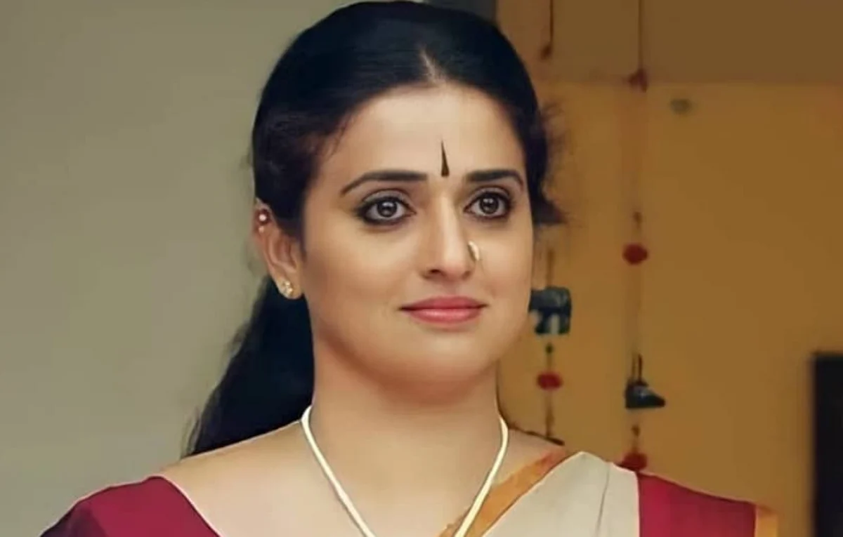 போலி முகநூல் கணக்குத் தொடங்கி தவறான தகவல்கள் பதிவேற்றுகிறார்கள்: பிரபல நடிகை போலீஸில் புகார்