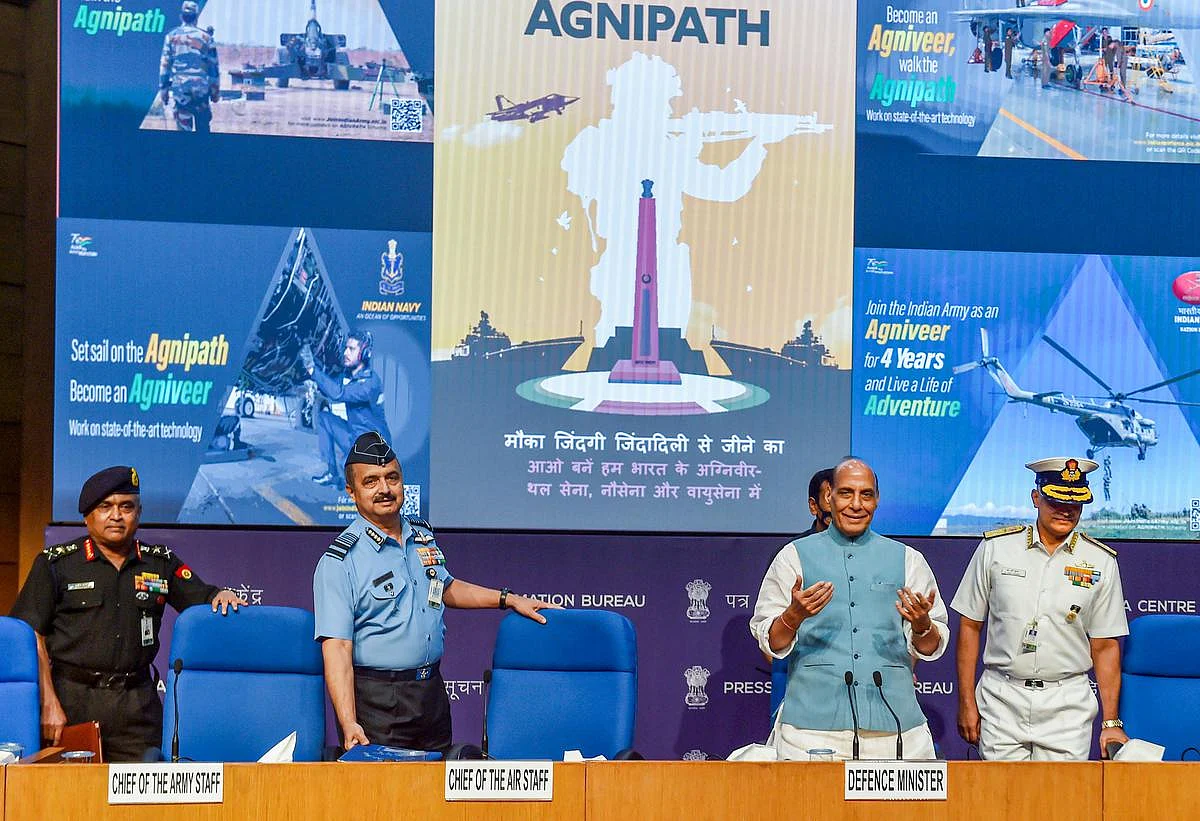 லட்சக்கணக்கானோர் பாதிக்கப்படும் அபாயம்: `அக்னிபாத்' திட்டத்துக்கு எதிராக வெடித்தது இளைஞர்களின் போராட்டம்!