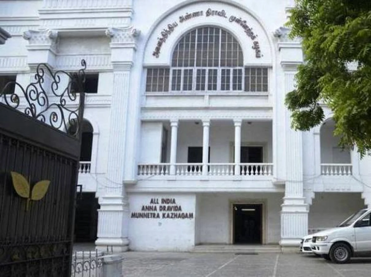 ஓபிஎஸ், ஈபிஎஸ் கூட்டத்தில் புகுந்த பிக்பாக்கெட் திருடன்: அதிமுக தலைமையகத்தில் பரபரப்பு!