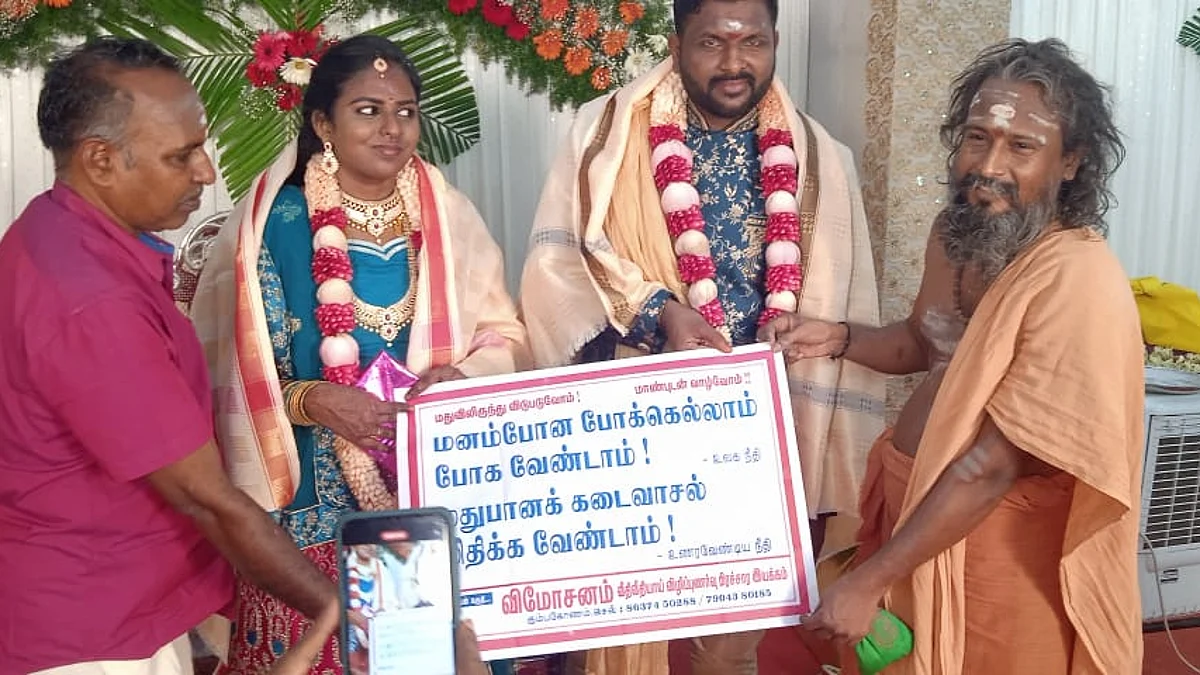 ‘மனம்போன போக்கெல்லாம் போக வேண்டாம்… மதுக்கடை வாசலை மிதிக்க வேண்டாம்’: மணமேடையில் பிரச்சாரத்தில் ஈடுபட்ட மணமக்கள்!