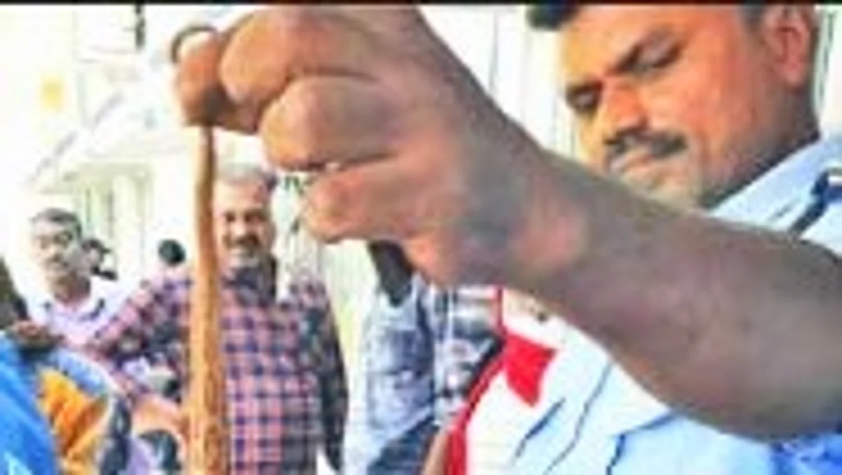 இது தாங்க கடிச்சது… மருத்துவமனைக்கு பாம்புடன் வந்து அதிர்ச்சி கொடுத்த வாலிபர்!