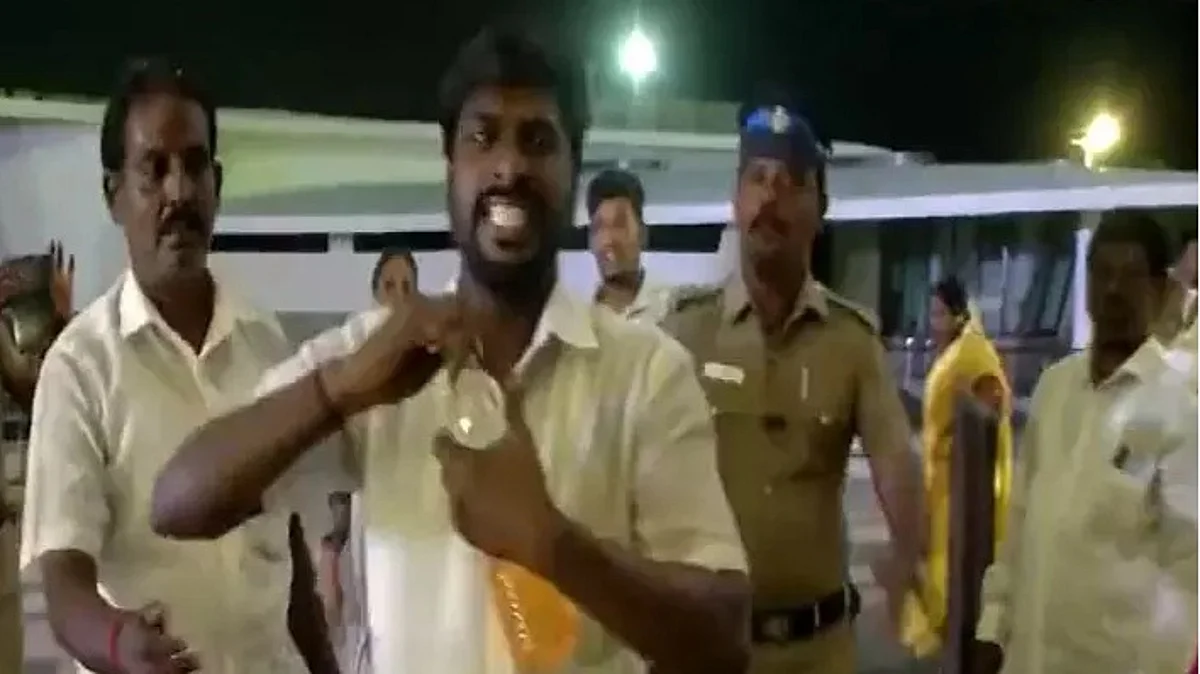 ஓபிஎஸ் ஆதரவாளர் தீக்குளிக்க முயற்சி! ஜெயலலிதா நினைவிடத்தில் தொடரும் பதற்றம்!