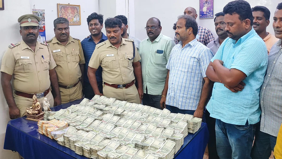 வாகனத்தணிக்கையில் கட்டுக்கட்டாக சிக்கிய 2 கோடி: ஹவாலா பணமா என ஆந்திர நகை வியாபாரிகளிடம் விசாரணை