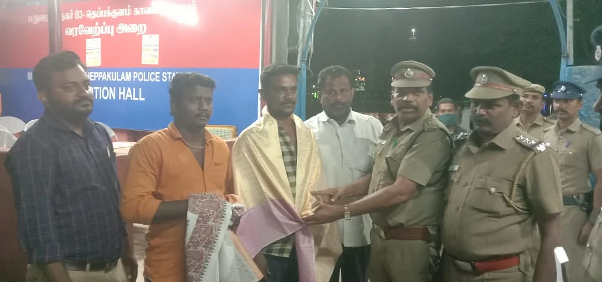ஏடிஎம்மில் பணத்தை பறிகொடுத்த பெட்ரோல் பங்க் மேலாளர்: மீட்டுக் கொடுத்த சுமை தூக்கும் தொழிலாளர்கள்!