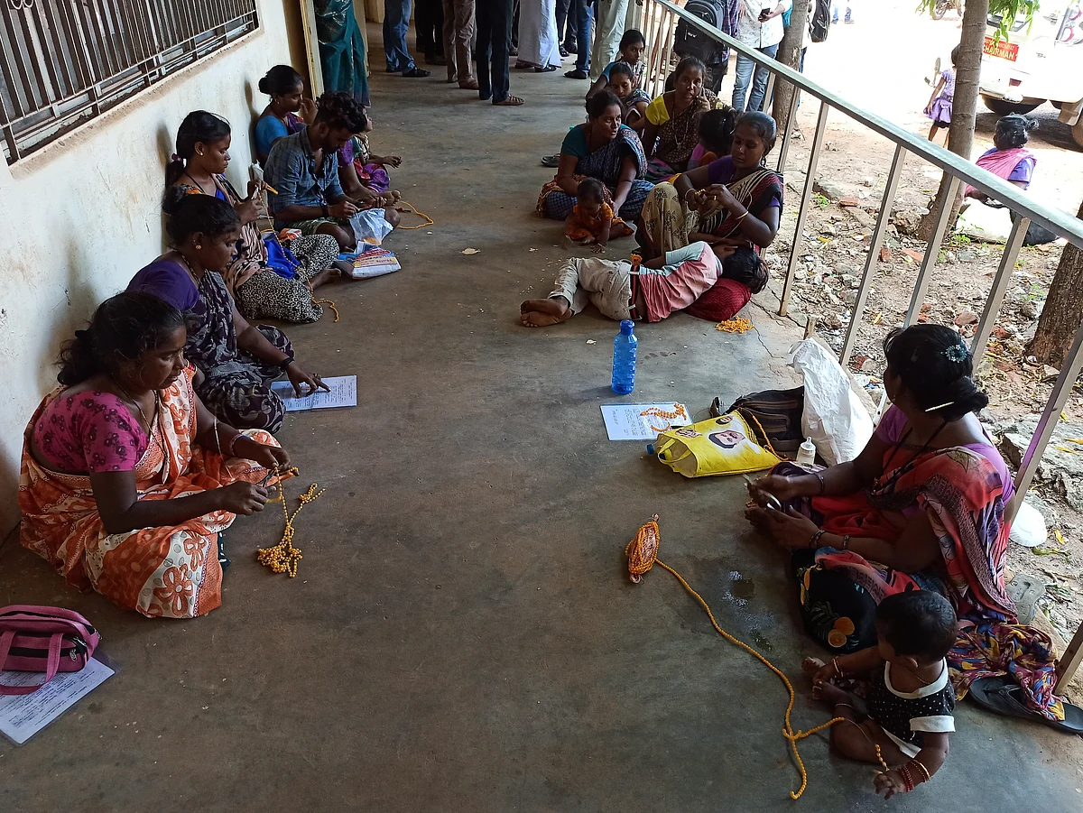 தரையில் அமர வைக்கப்பட்ட நரிக்குறவர் இன மக்கள்