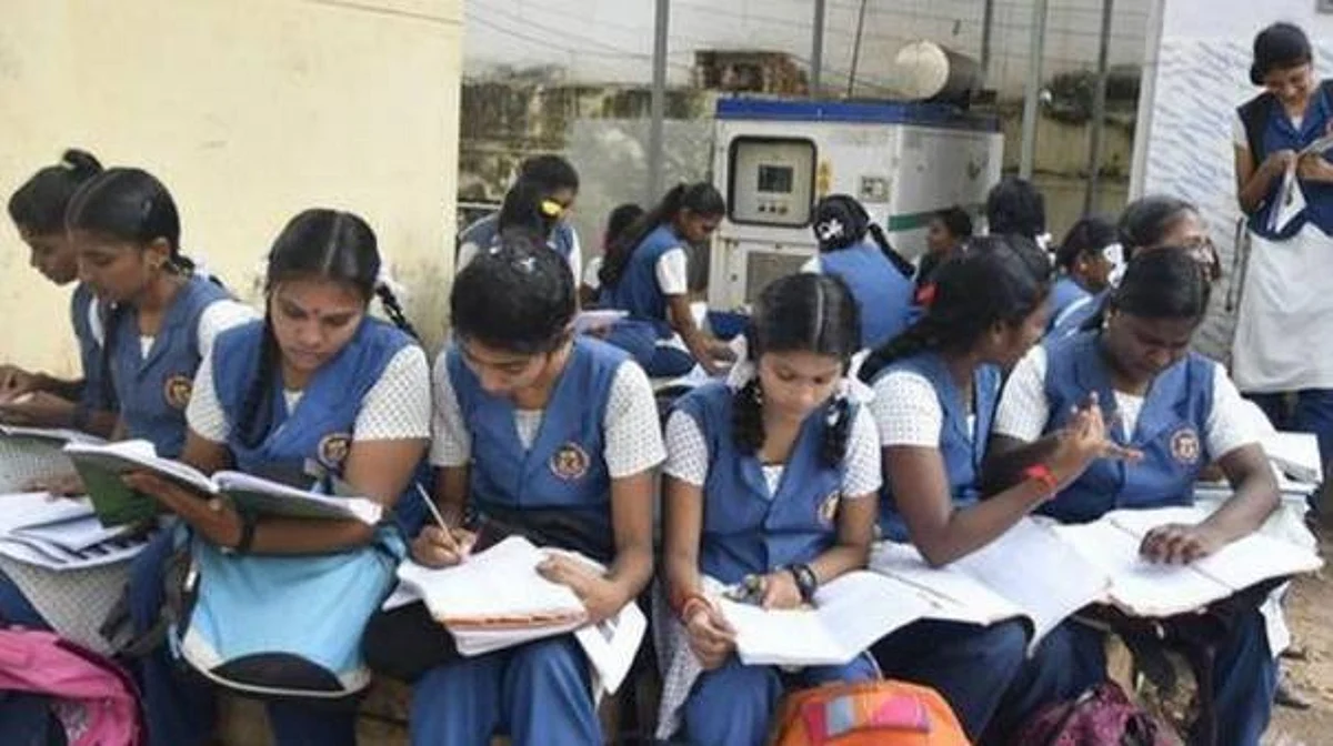 பொதுத்தேர்வு முடிவுகள் நாளை வெளியீடு: 12-ம் வகுப்பிற்கு காலை 9.30 மணி, 10-ம் வகுப்பிற்கு மதியம் 12 மணி!