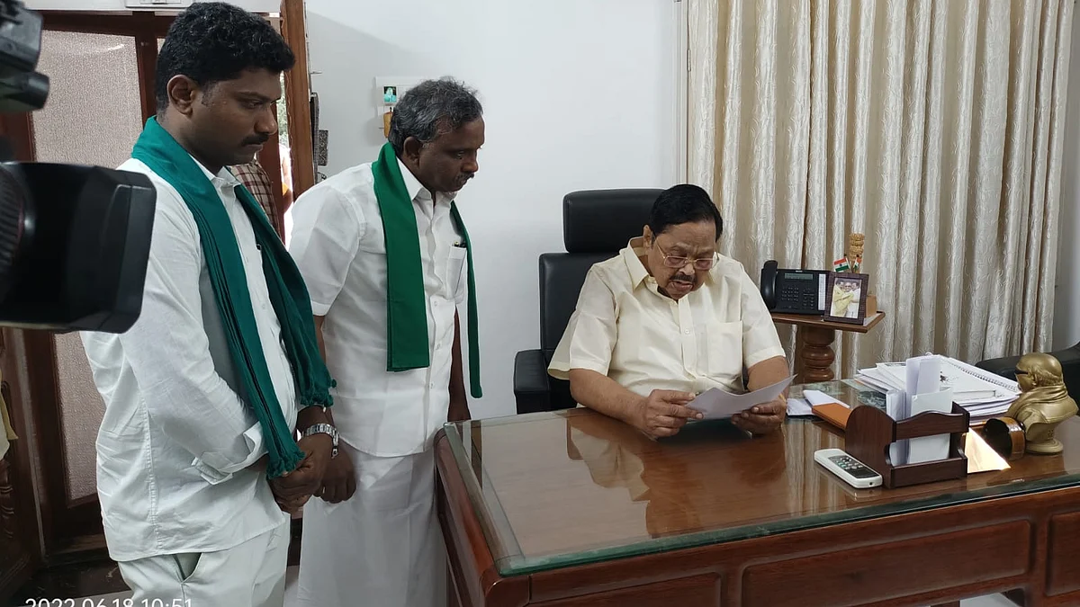 துரைமுருகனிடம் மனு அளிக்கும் பி.ஆர்.பாண்டியன்
