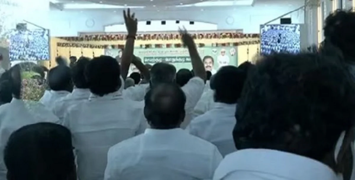 வெளியே போங்க ஓபிஎஸ்... பொதுக்குழு கூட்டத்தில் முழக்கம்: அமைதிப்படுத்திய வளர்மதி