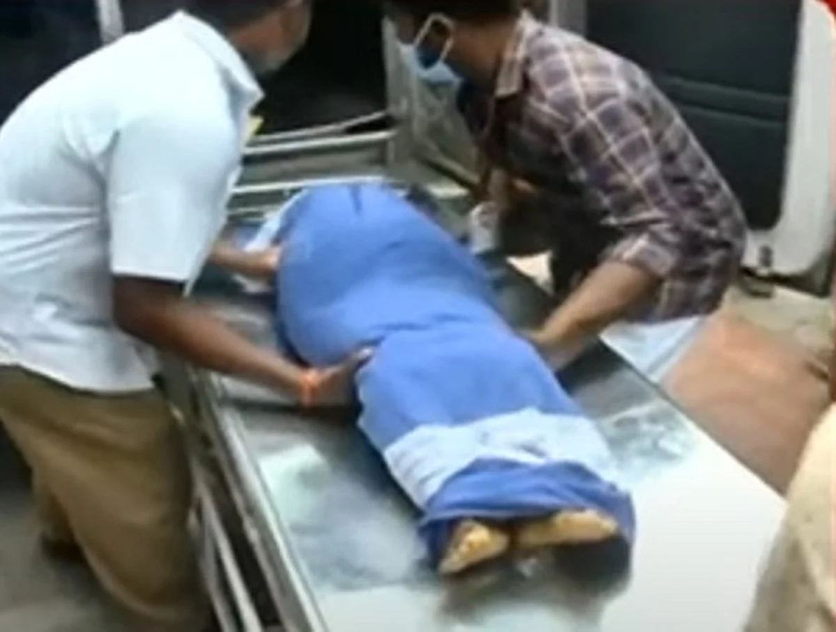 சாலையில் கவிழ்ந்த ஆட்டோ... பறிபோன எல்கேஜி மாணவனின் உயிர்: பள்ளிக்கு சென்றபோது நடந்த சோகம்