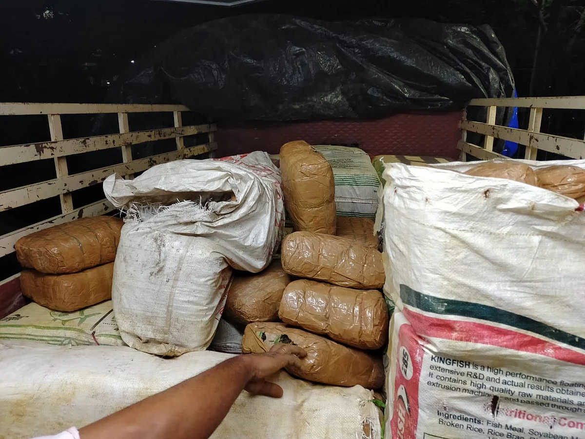 சினிமா பாணியில் வேனைத் துரத்தி பிடித்த போலீஸார்: மதுரையில் சிக்கிய 1 டன் கஞ்சா!