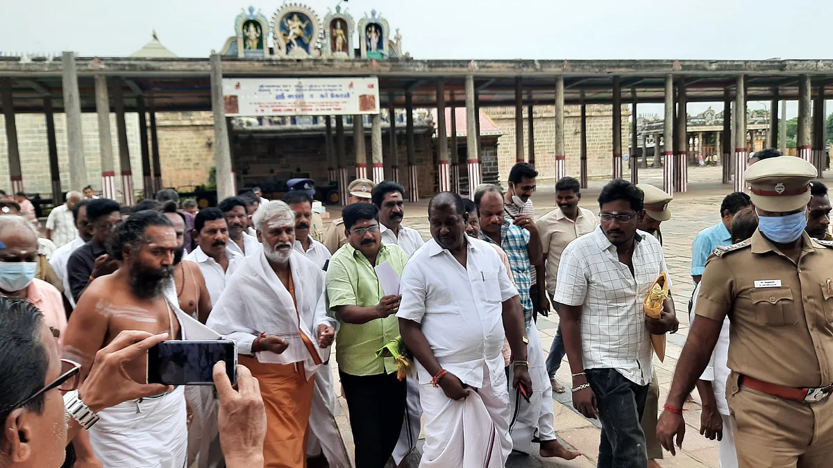 கோயிலுக்குள் அமைச்சர் சேகர் பாபு