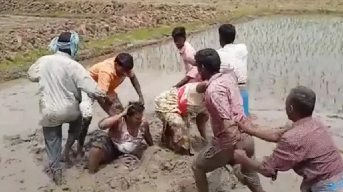 புறம்போக்கு நிலத்தில் பயிரிடுவதில் போட்டி!- சேற்றில் புரட்டி எடுக்கப்பட்ட பெண் ஊராட்சி மன்றத் தலைவர்!