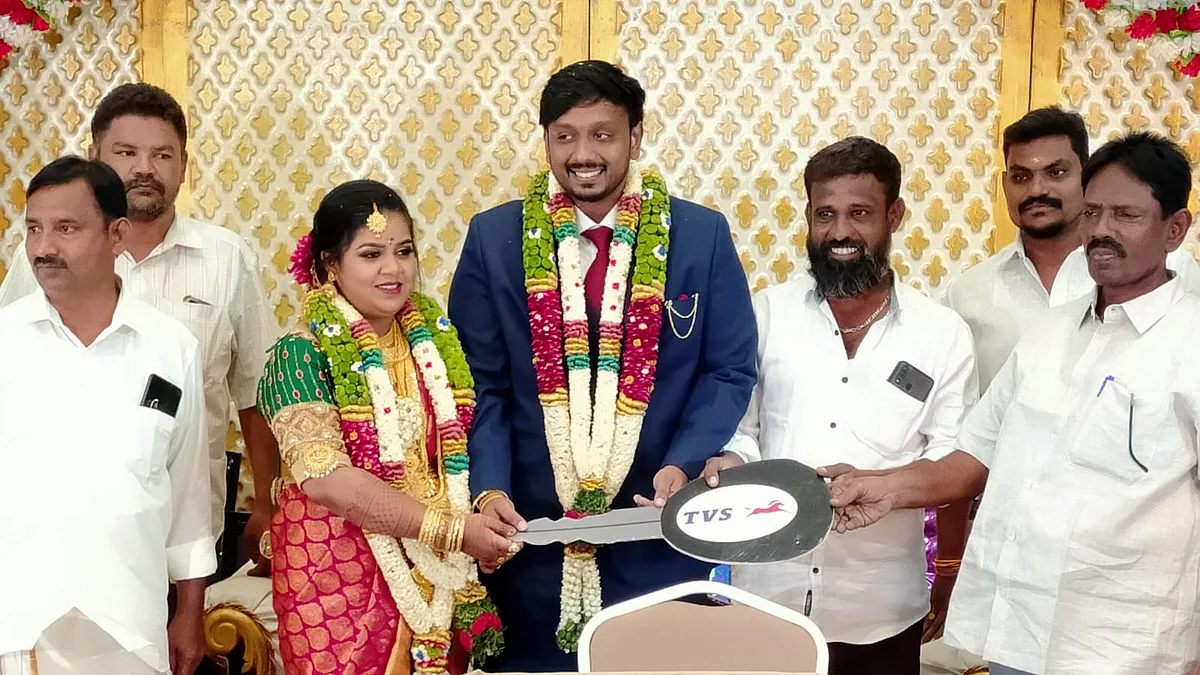 திருமணத்திற்கு வந்தவருக்கு இன்ப அதிர்ச்சி: ஸ்கூட்டியை பரிசாக அளித்த மணமக்கள்!
