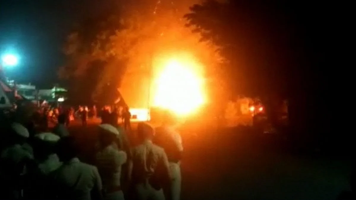 தீ வைத்து எரிக்கப்பட்ட வீடு