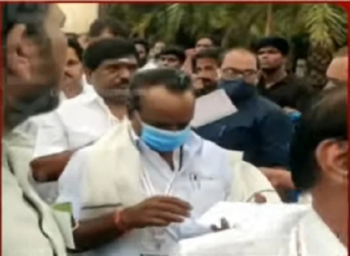 போலி அடையாள அட்டையுடன் அதிமுக பொதுக்குழு கூட்டத்தில் நுழைந்த நபர்கள்: பதறிய ஈபிஎஸ் ஆதரவாளர்கள்