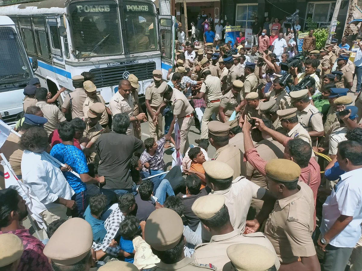 மதுரை ரயில் நிலையத்துக்கு படையெடுத்த இளைஞர்கள்... காவல்துறையுடன் தள்ளுமுள்ளு: களேபரமான `அக்னிபத்' போராட்டம்