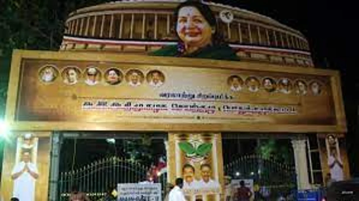 வருகைப் பதிவேட்டைத் தூக்கிச் சென்ற ஈபிஎஸ் ஆதரவாளர்கள்; உள்ளே செல்ல முடியாமல் ஓபிஎஸ் ஆதரவாளர்கள் திண்டாட்டம்!