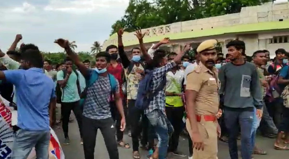 சென்னையிலும் வெடித்தது ‘அக்னிபத்’ போராட்டம்: தலைமைச் செயலகத்தை இளைஞர்கள் முற்றுகையிட முயற்சி!