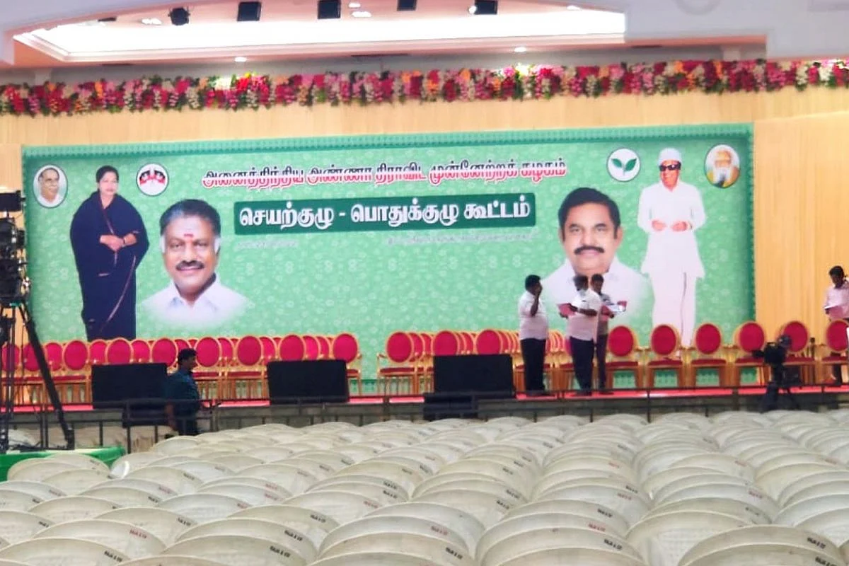 வேண்டும் வேண்டும்... ஒற்றைத் தலைமை வேண்டும்! -
அதிமுக பொதுக்குழுவில் அடங்காத முழக்கம்