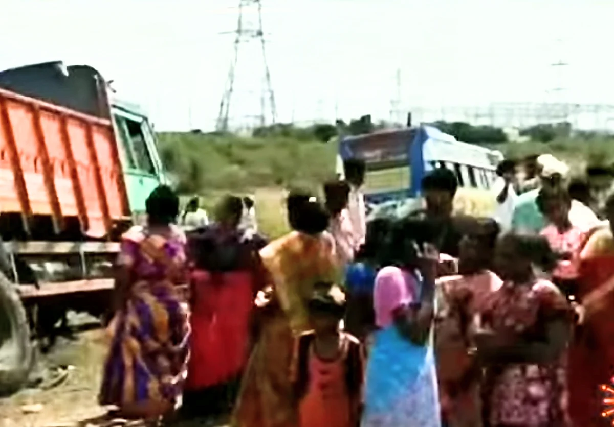 விபத்து குறித்து விசாரிக்கச் சென்ற இரு காவலர்கள் வேன் மோதி உயிரிழப்பு: நள்ளிரவில் நிகழ்ந்த சோகம்!