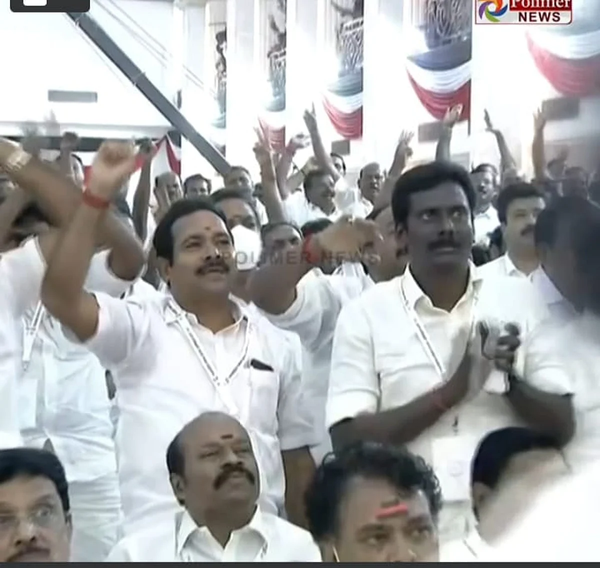 ஓபிஎஸ் மீது தண்ணீர் பாட்டில் வீச்சு... கிழித்து எறியப்பட்ட தீர்மான நகல்கள்: ஈபிஎஸ் ஆதரவாளர்கள் அட்டகாசம்