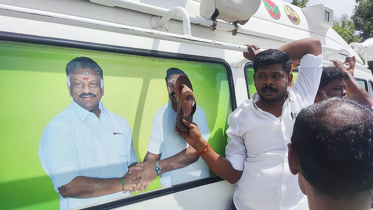 ஈபிஎஸ் படத்தை காலணியை கொண்டு தாக்கிய ஓபிஎஸ் ஆதரவாளர்கள்