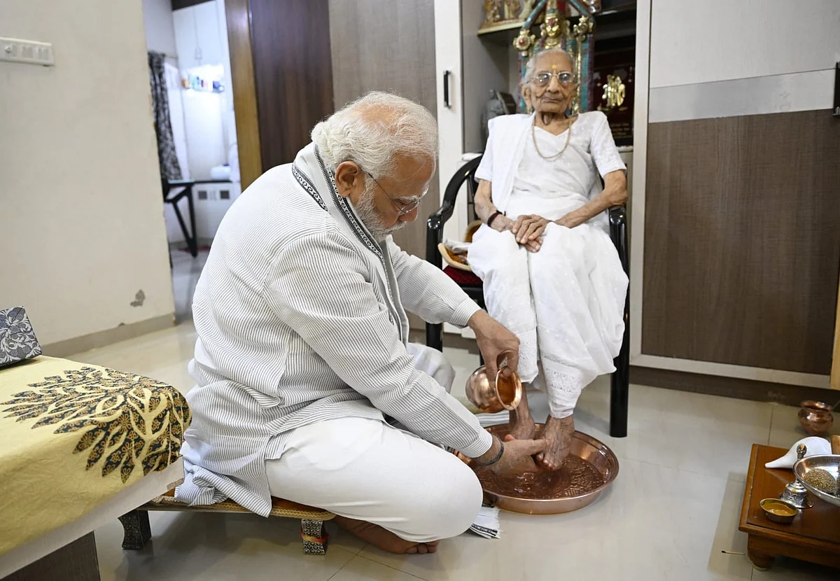 100-வது பிறந்தநாள் காணும் தாய்க்கு பாதபூஜை செய்த பிரதமர் மோடி!