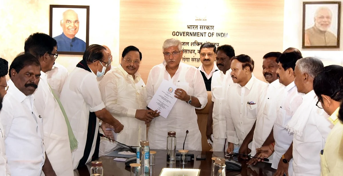 `மேகேதாட்டு அணை குறித்து விவாதிக்கக் கூடாது'- மத்திய அமைச்சரிடம் வலியுறுத்தி மனு அளித்த தமிழக சட்டமன்ற குழு
