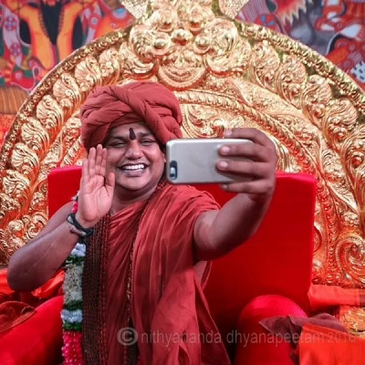`என்னுடைய மகளை காணவில்லை'- தந்தை புகாரால் நித்யானந்தா ஆசிரமத்தில் போலீஸ் சோதனை