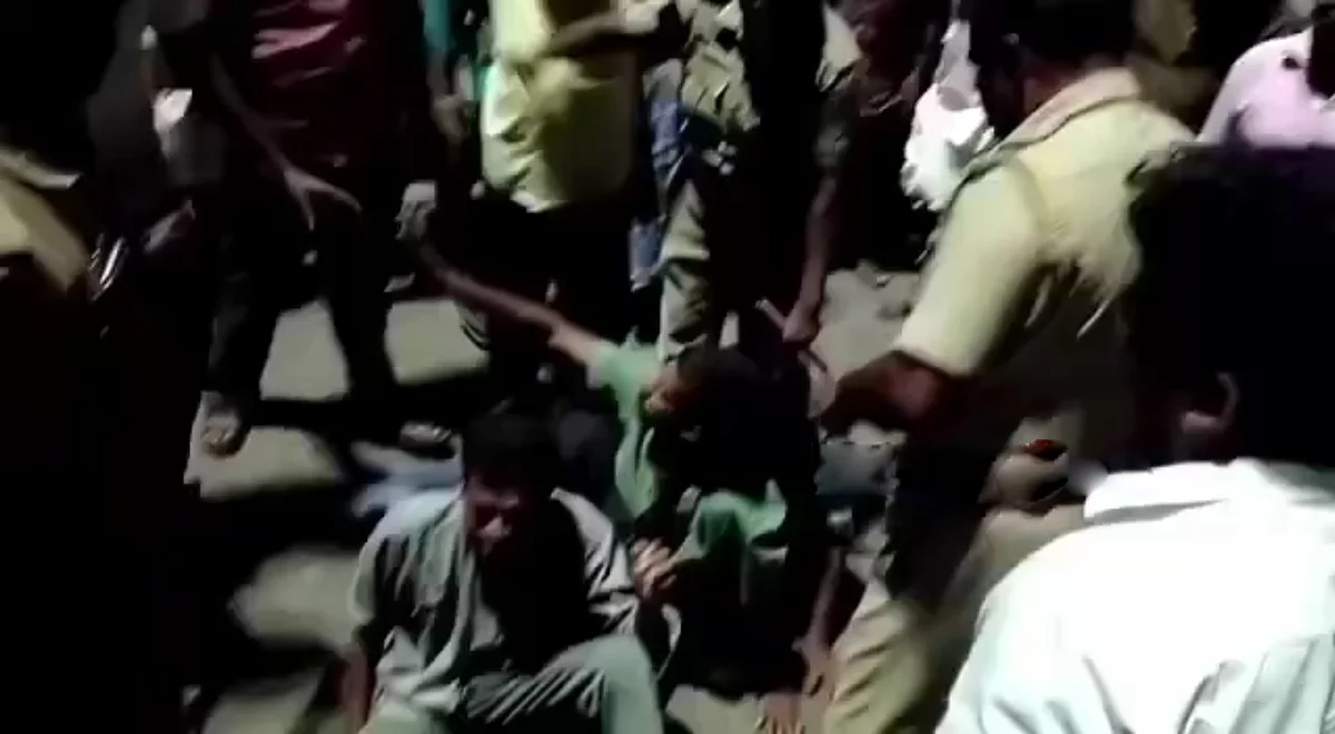 பேருந்து நிலையத்தில் கத்தியுடன் ரகளையில் ஈடுபட்ட மூவர்: தர்ம அடி கொடுத்து போலீஸிடம் ஒப்படைத்த பொதுமக்கள்!