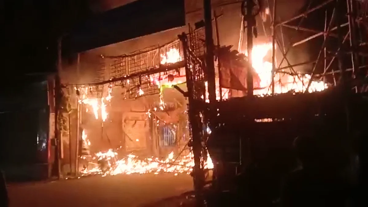 திருவிழாவில் வெடி வெடித்து கொண்டாட்டம்... பற்றி எரிந்த வாகனங்கள்: இரவில் மதுரையில் நடந்த விபரீதம்