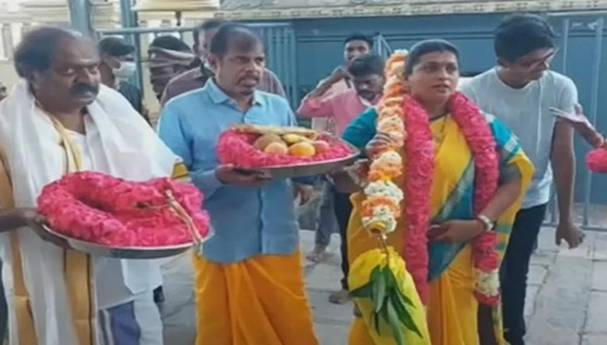 `எங்க முதல்வர் நீடுடி வாழ வேண்டும்'- திருத்தணி முருகன் கோயிலுக்கு காவடி எடுத்து வந்து வழிபட்ட அமைச்சர் ரோஜா!